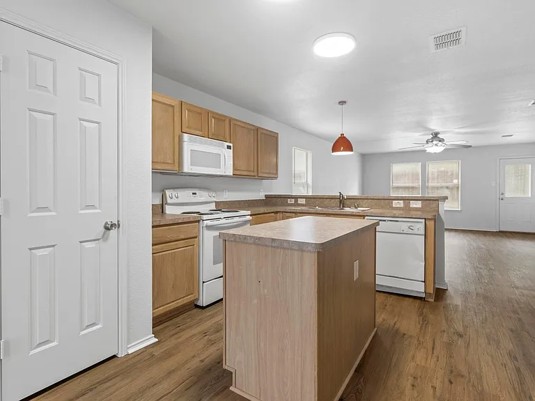 2205 Lookout Ln — Photo 12