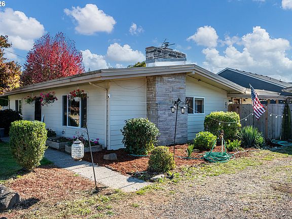 5th image of 3344 SE Hillyard Rd