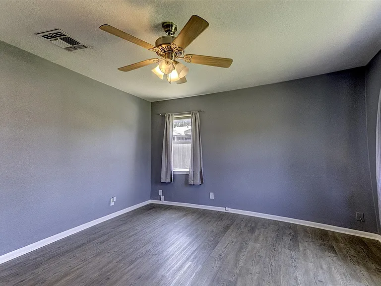 1415 Phoenix Dr — Photo 4