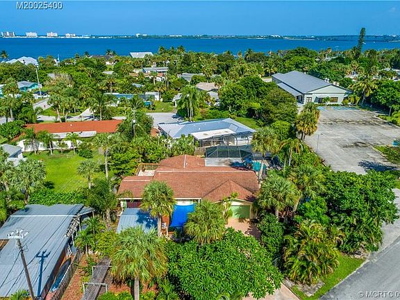 2nd image of 4565 NE Palmetto Dr