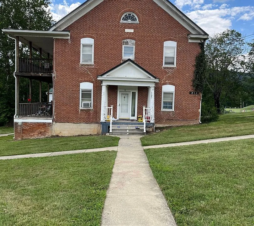211 College Dr