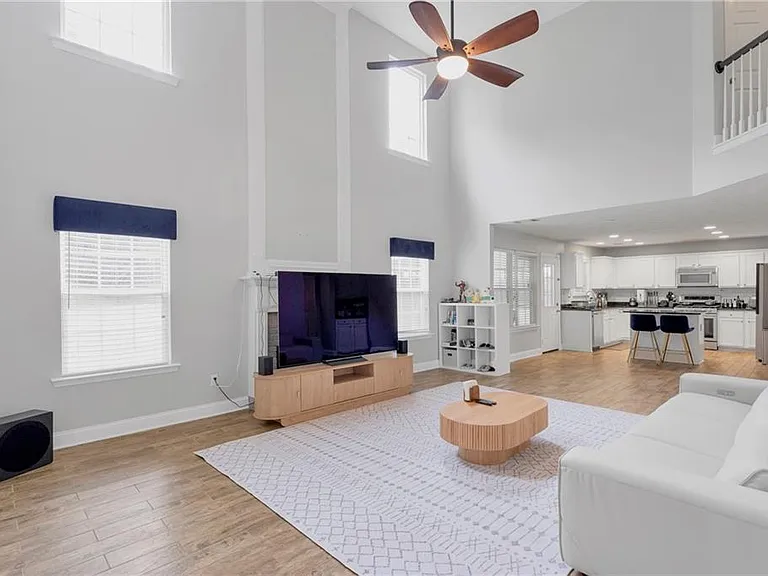 709 Roxholly Ln — Photo 8