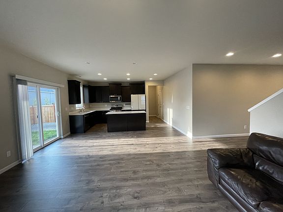 5th image of 184 Iris Ln N