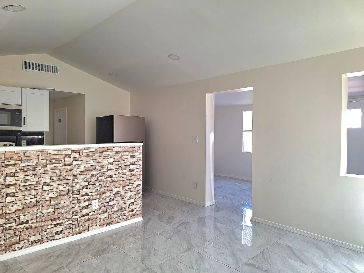 3 bed, 1196 sqft, $1,650 — Photo 3