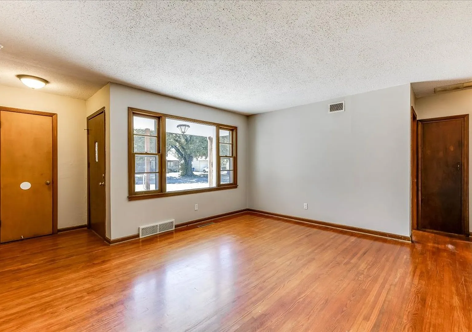 Spacious 4-Bedroom House Near 31st & Seneca! — Photo 3