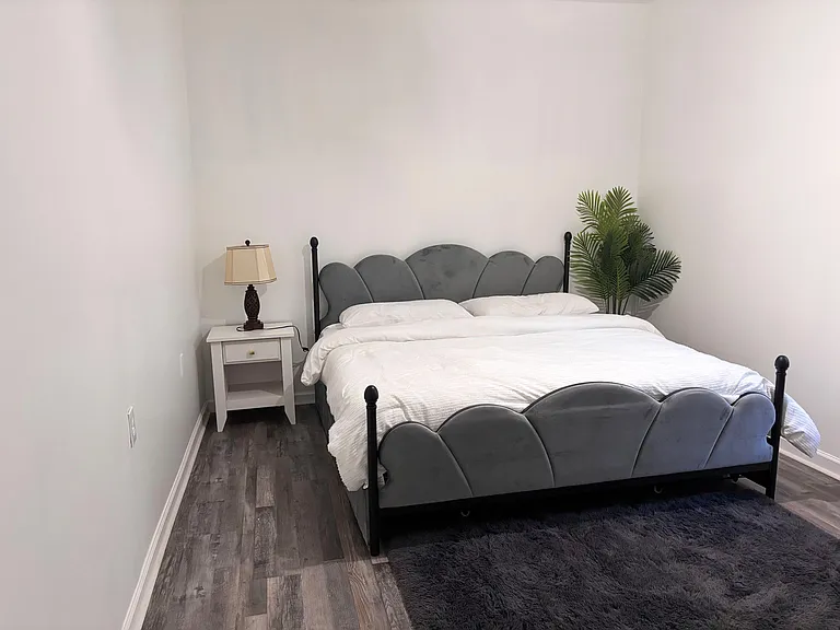 Room 5 with a closet