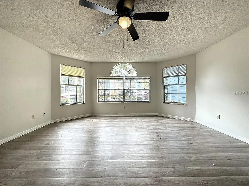 3 bed, 2.0 bath, 1287 sqft, $1,800 — Photo 4