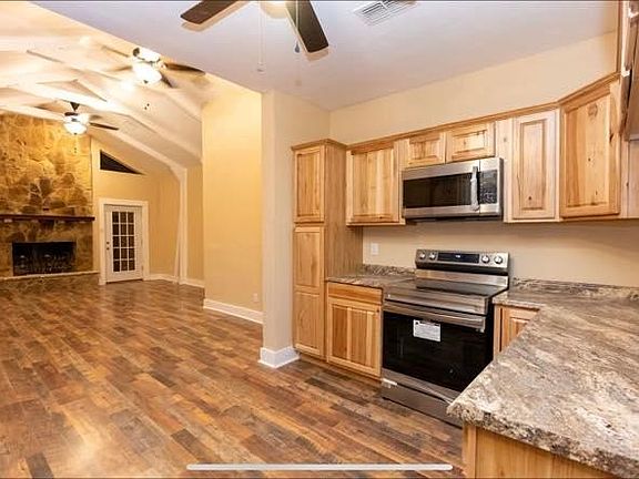 4th image of 302 E Neches St