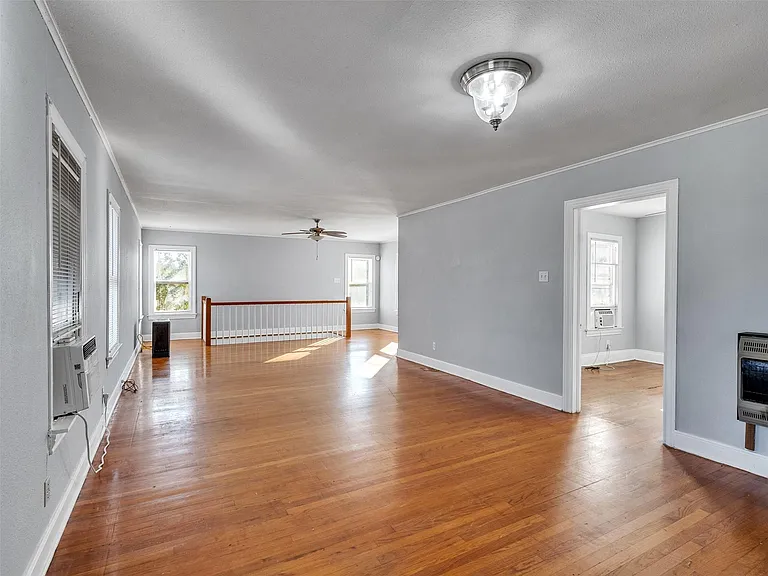 5019 Avenue M 1/2 — Photo 11