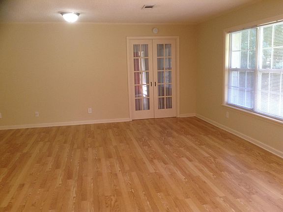 Similar pic of living room.