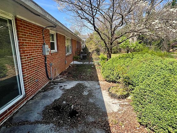 4th image of 984 Colbourne Ave