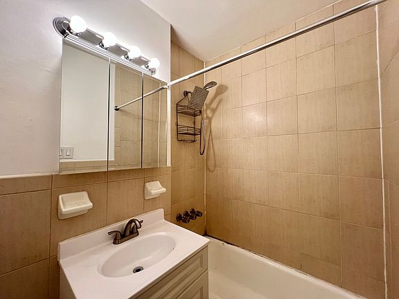 3rd image of 2015 Bruckner Blvd APT 8A