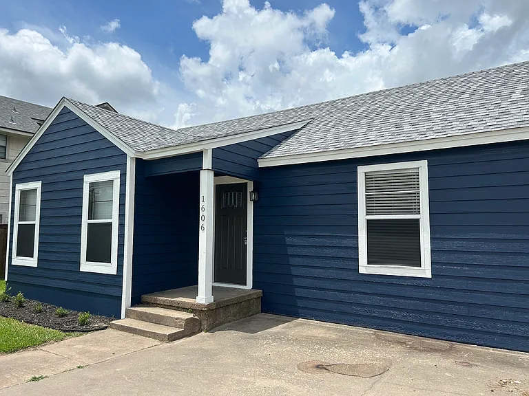 1606 N Travis St — Photo 3