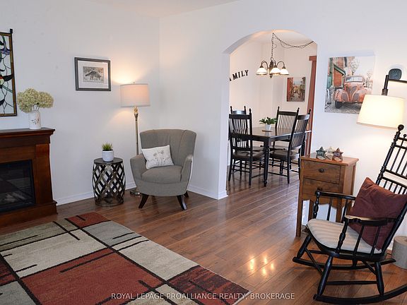 3rd image of 964 Uxbridge Cres