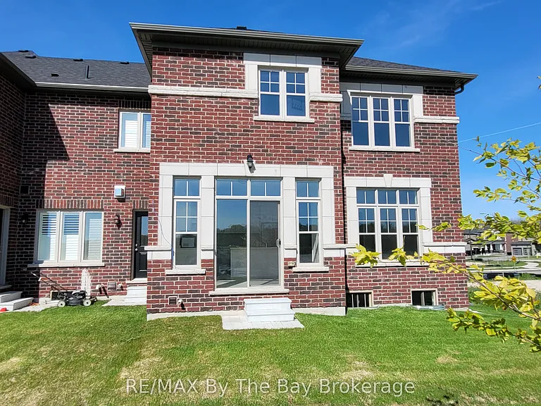 194 Union Blvd — Photo 2