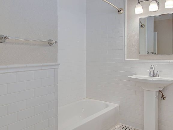 3rd image of 302 Brahan Blvd #5