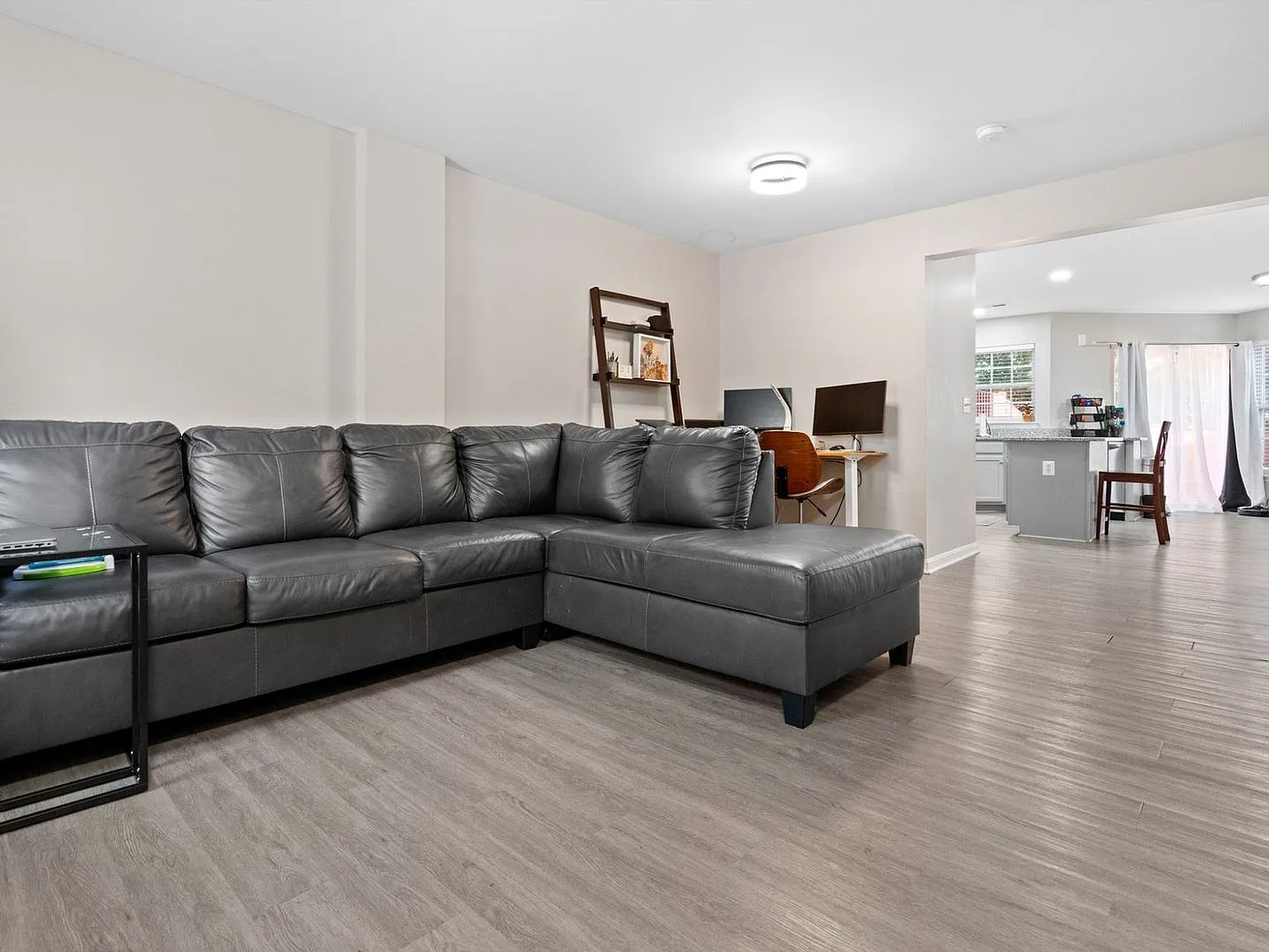 3 Bedroom Townhome in Sterling — Photo 4