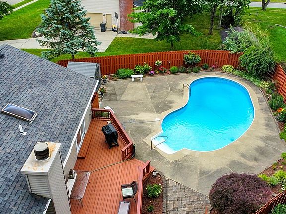 3rd image of 510 Woodbury Ct