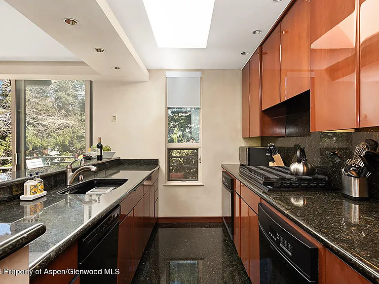 208 S Spring St #1 — Photo 4