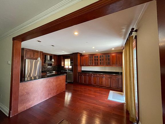 4th image of 715 Laconia Ave