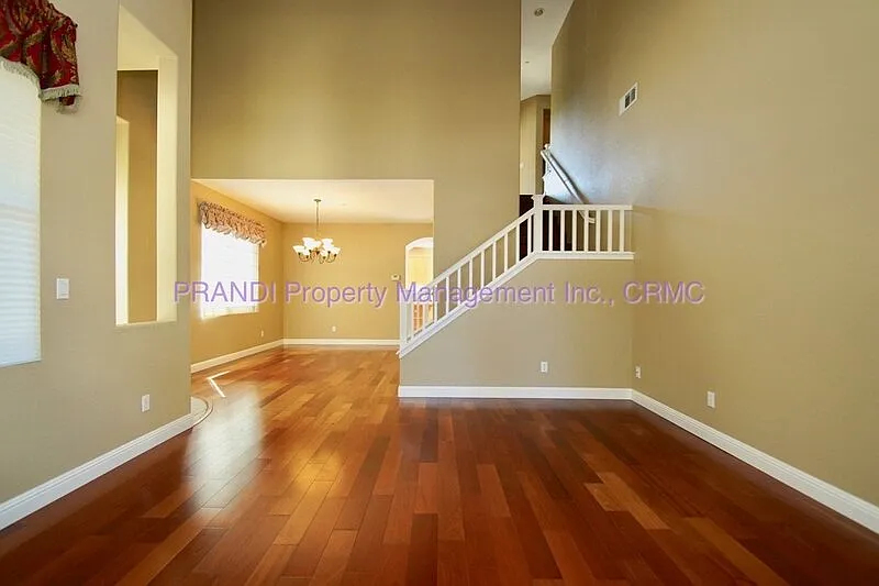 4 bed, 2.5 bath, 2390 sqft, $5,200 — Photo 3