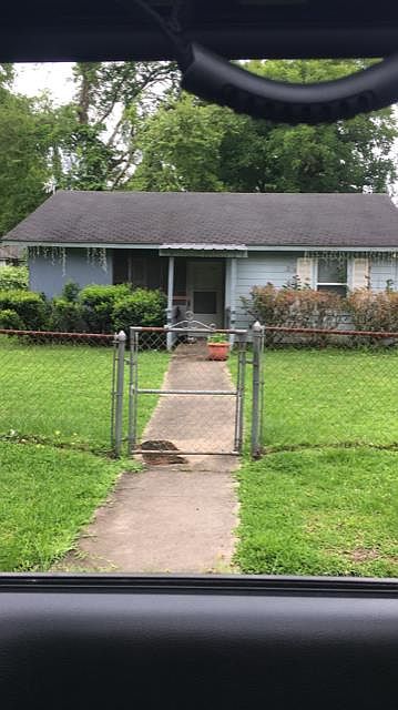 2nd image of 117 Persimmon Ave