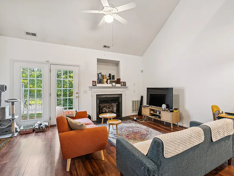 42 Signet Dr — Photo 2