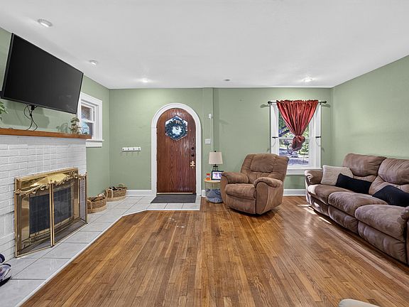 4th image of 10 Riverside Dr