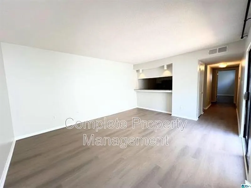 2 bed, 1.0 bath, $1,650 — Photo 4