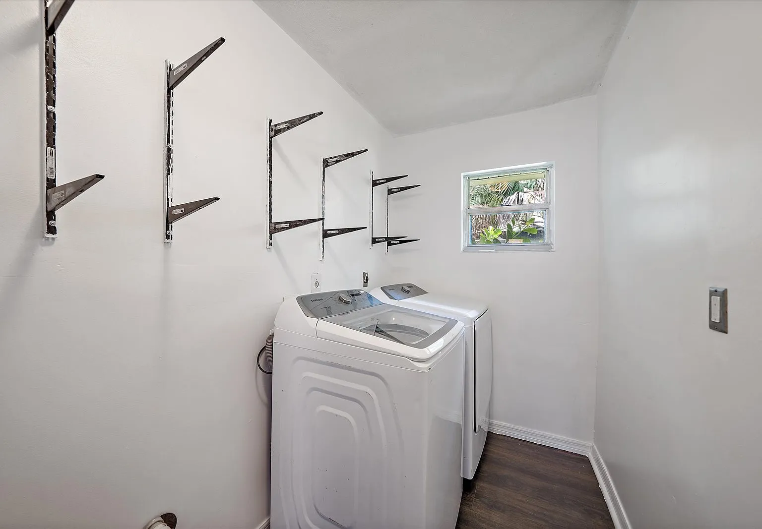 2619 Robinson Ave - 1 — Photo 3