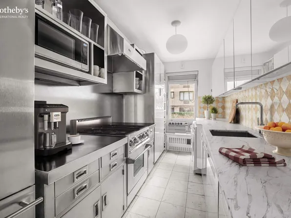 1050 5th Avenue image 7 of 12