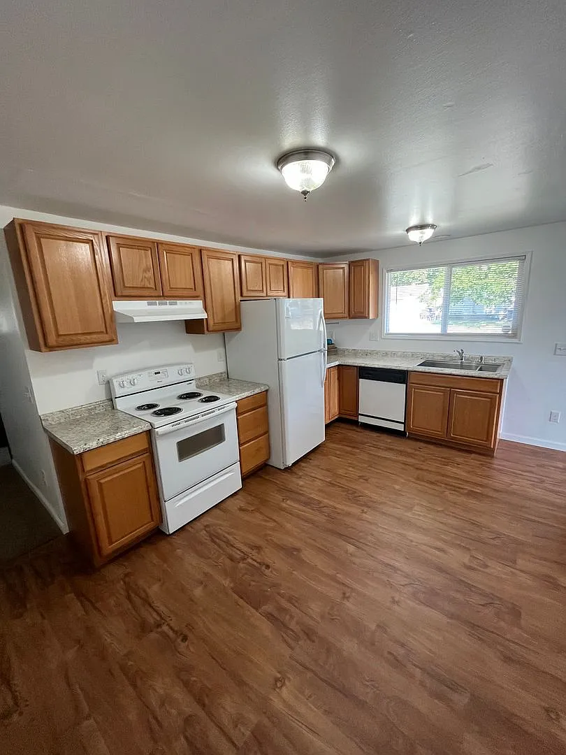 557-559 E Broad Ave Owner Selling — Photo 4