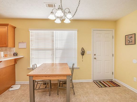 5th image of 211 Fox Haven Dr