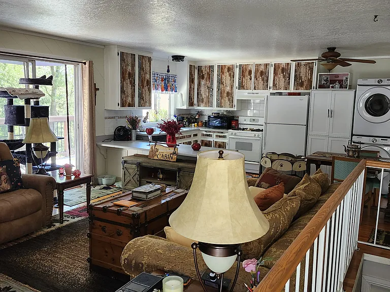 1235 Lovers Ln — Photo 2