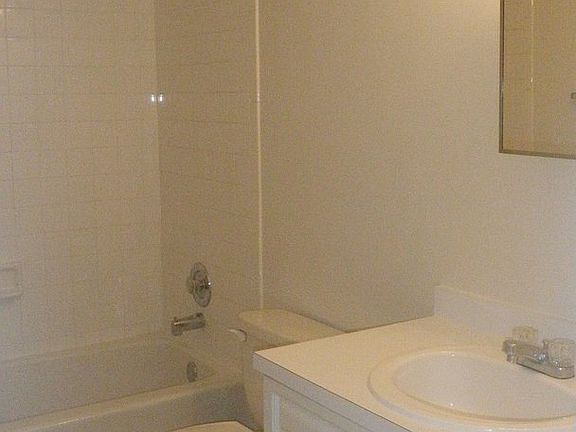 4th image of 220 Henthorne Dr #B07