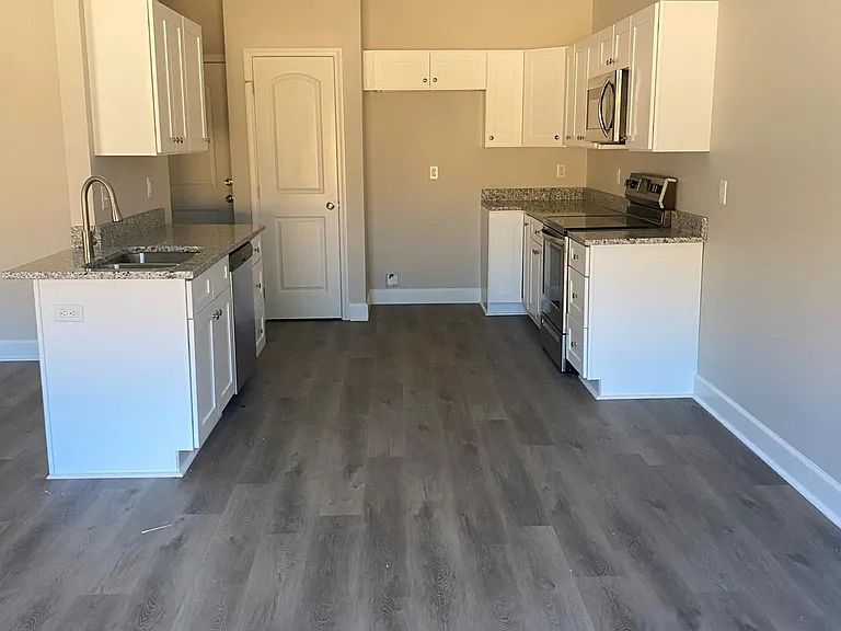 2517 Garden Dr — Photo 3