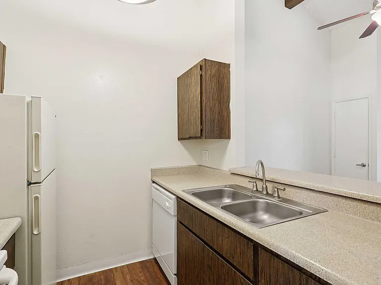 8-web-or-mls-E_Hampton_St_-_Unit_207_-_008