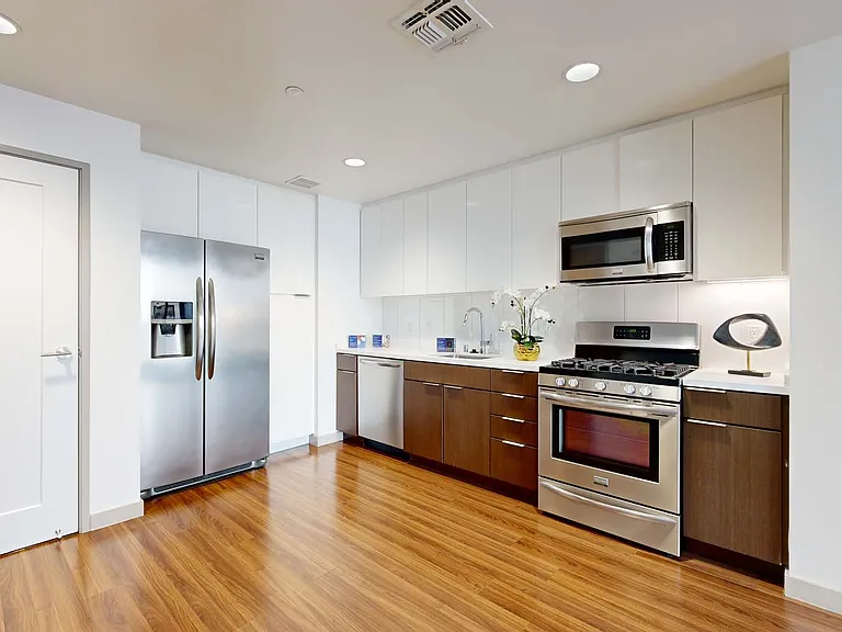 3033 Wilshire — Photo 71