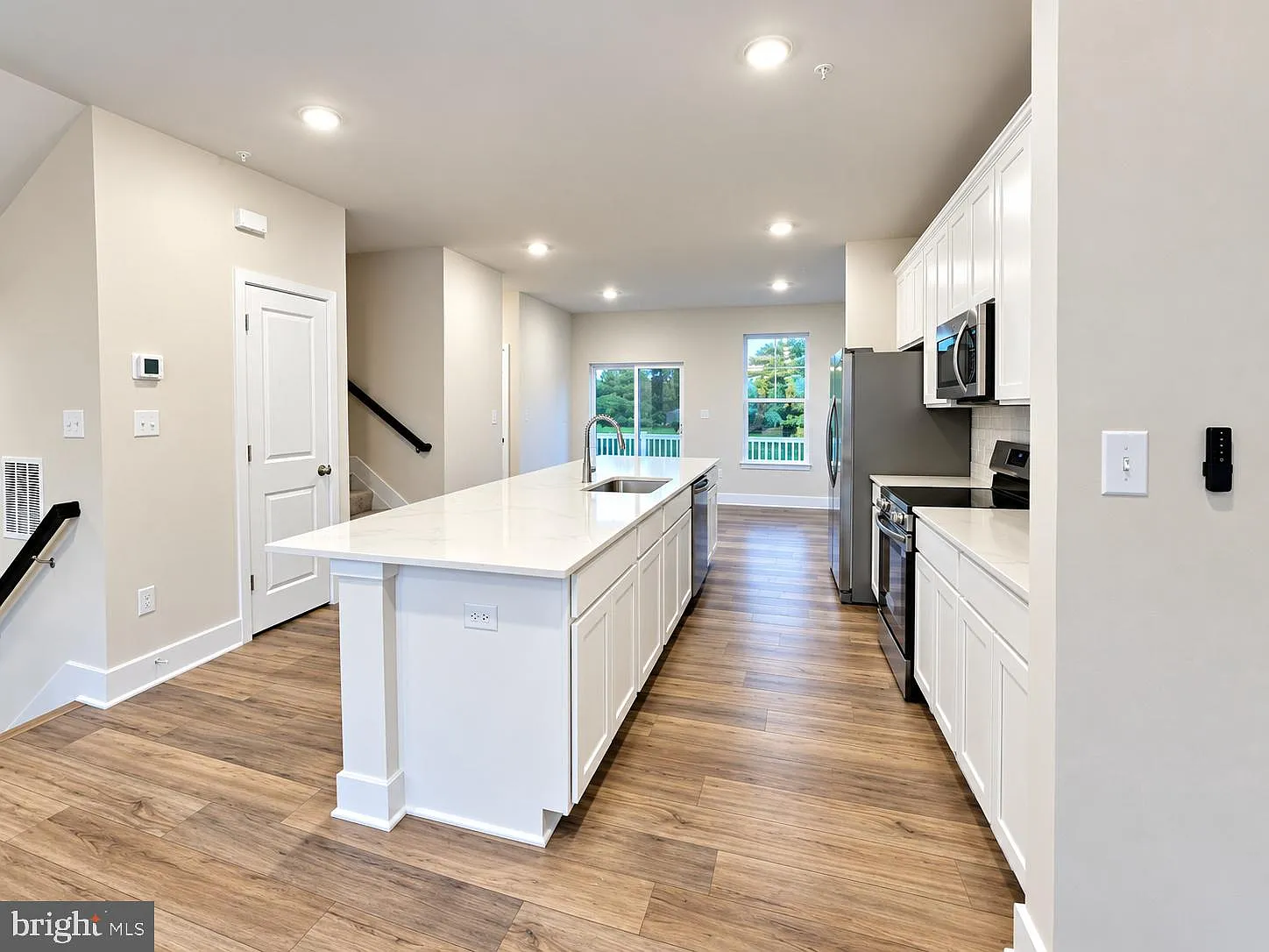 3 bed, 3.5 bath, 2280 sqft, $2,400 — Photo 3