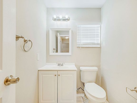 5th image of 702 Kings Cove Ct