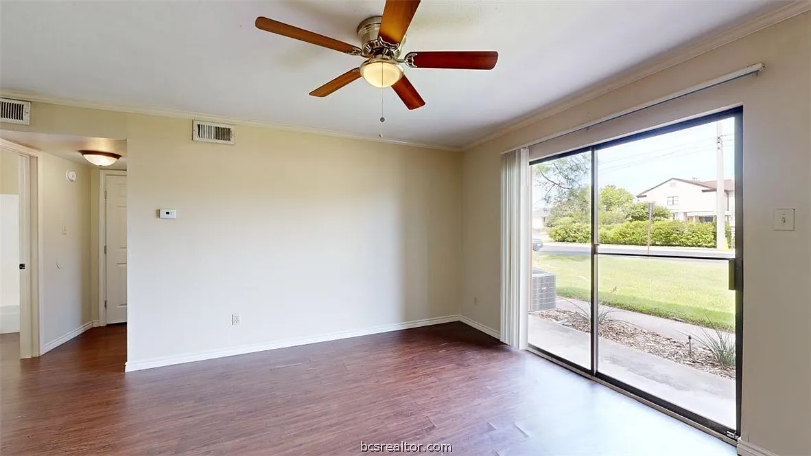 1 bed, 1.0 bath, 677 sqft, $1,000 — Photo 2