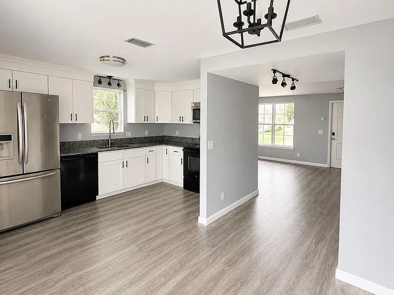 218 Old English Dr — Photo 3