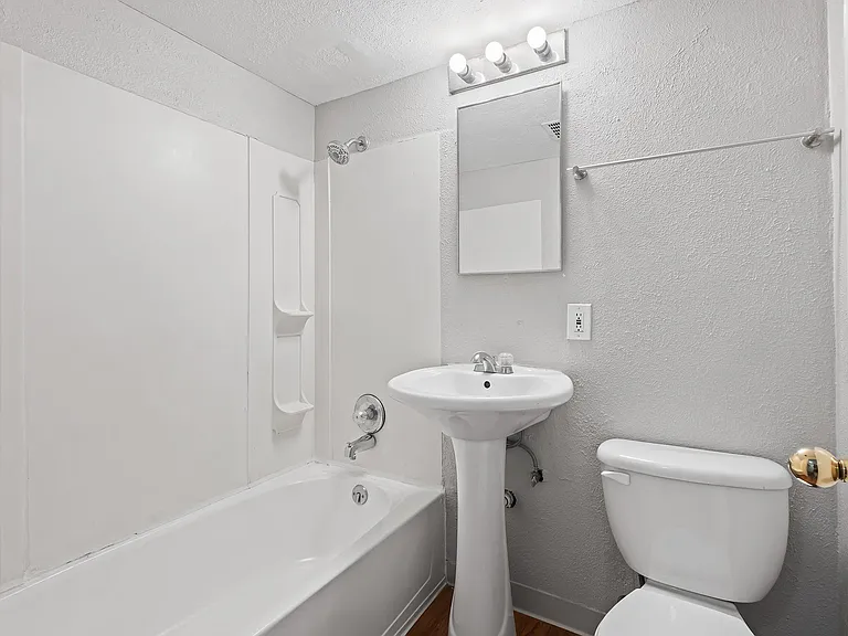 Skylark Apartments — Photo 52