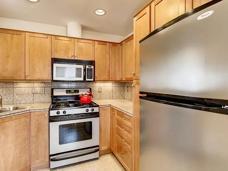 3010 N Leyden St — Photo 10
