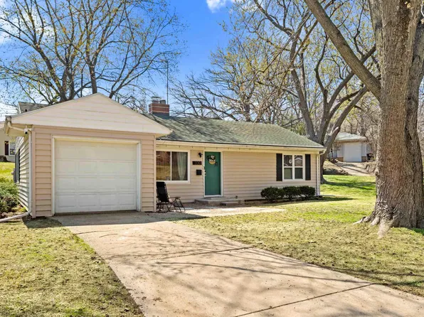 330 W Stonegate Rd, Peoria, IL 61614