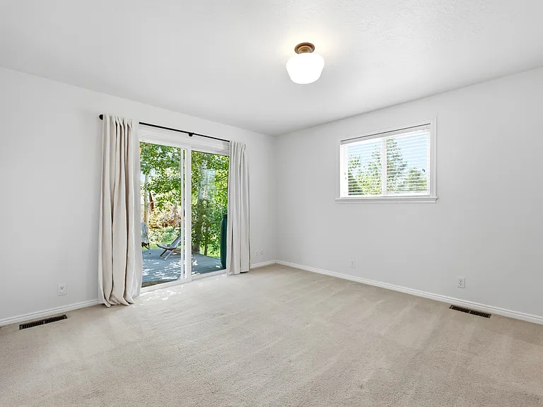 2480 Eastbourne Dr — Photo 12