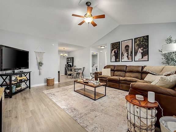 4th image of 402 Sierra Dr