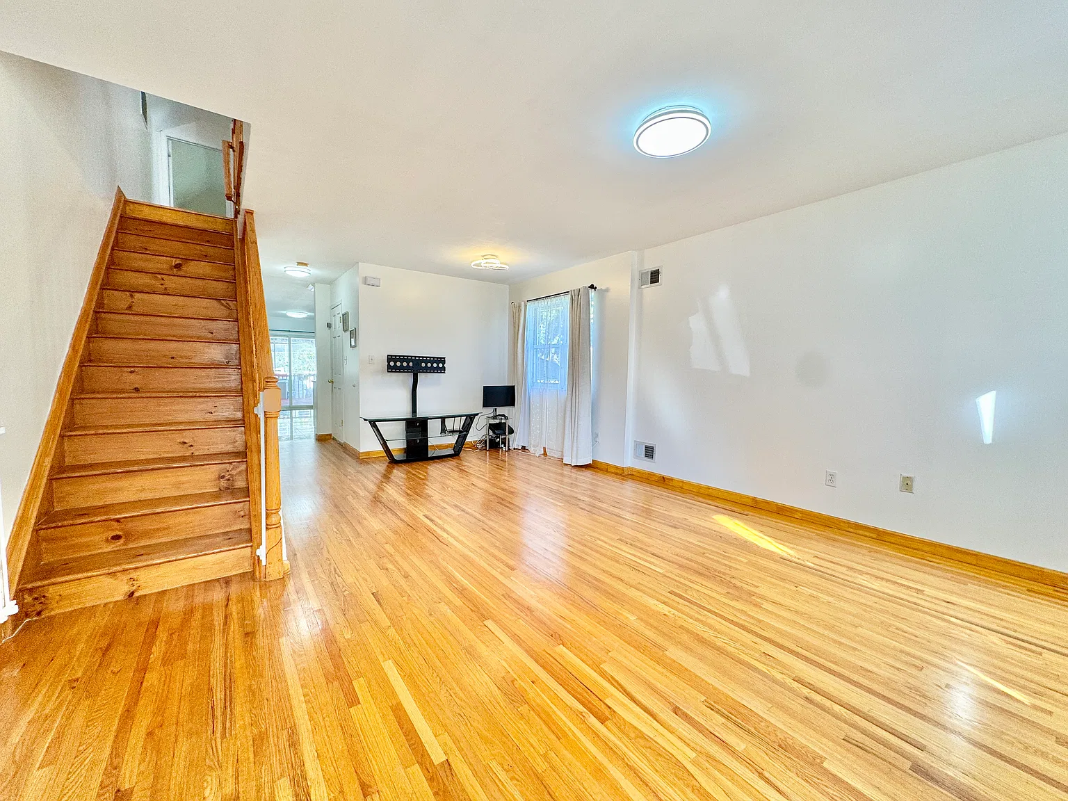 3 bed, 1.5 bath, 1570 sqft, $3,500 — Photo 3