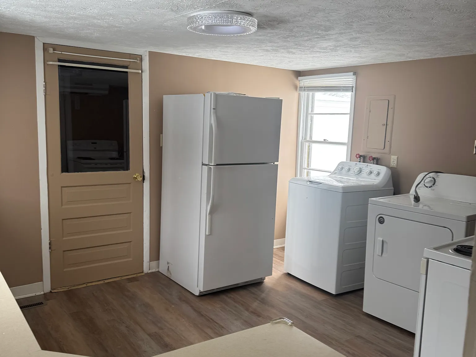 3 bed, 1300 sqft, $1,600 — Photo 2