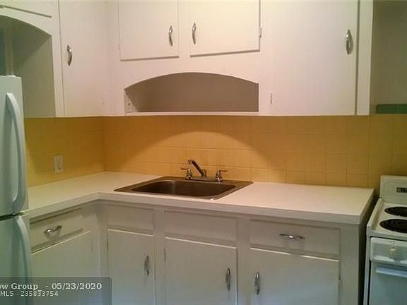 5th image of 702 SE 16th St